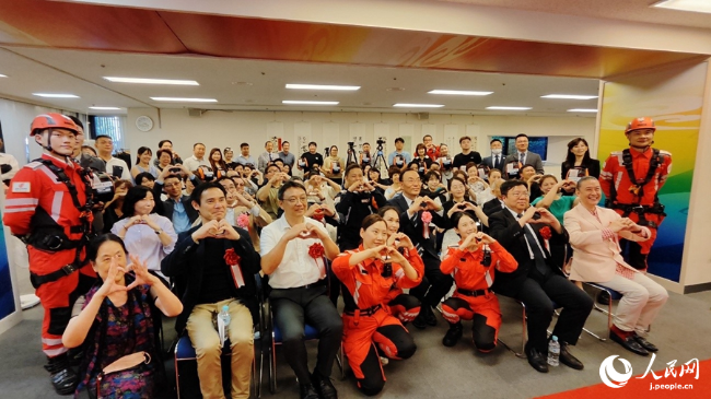 記念写真を撮影するゲストと参加した人々（撮影・蒋暁辰）。