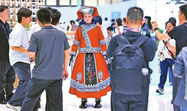 120,000 exhibits, AI showcases...